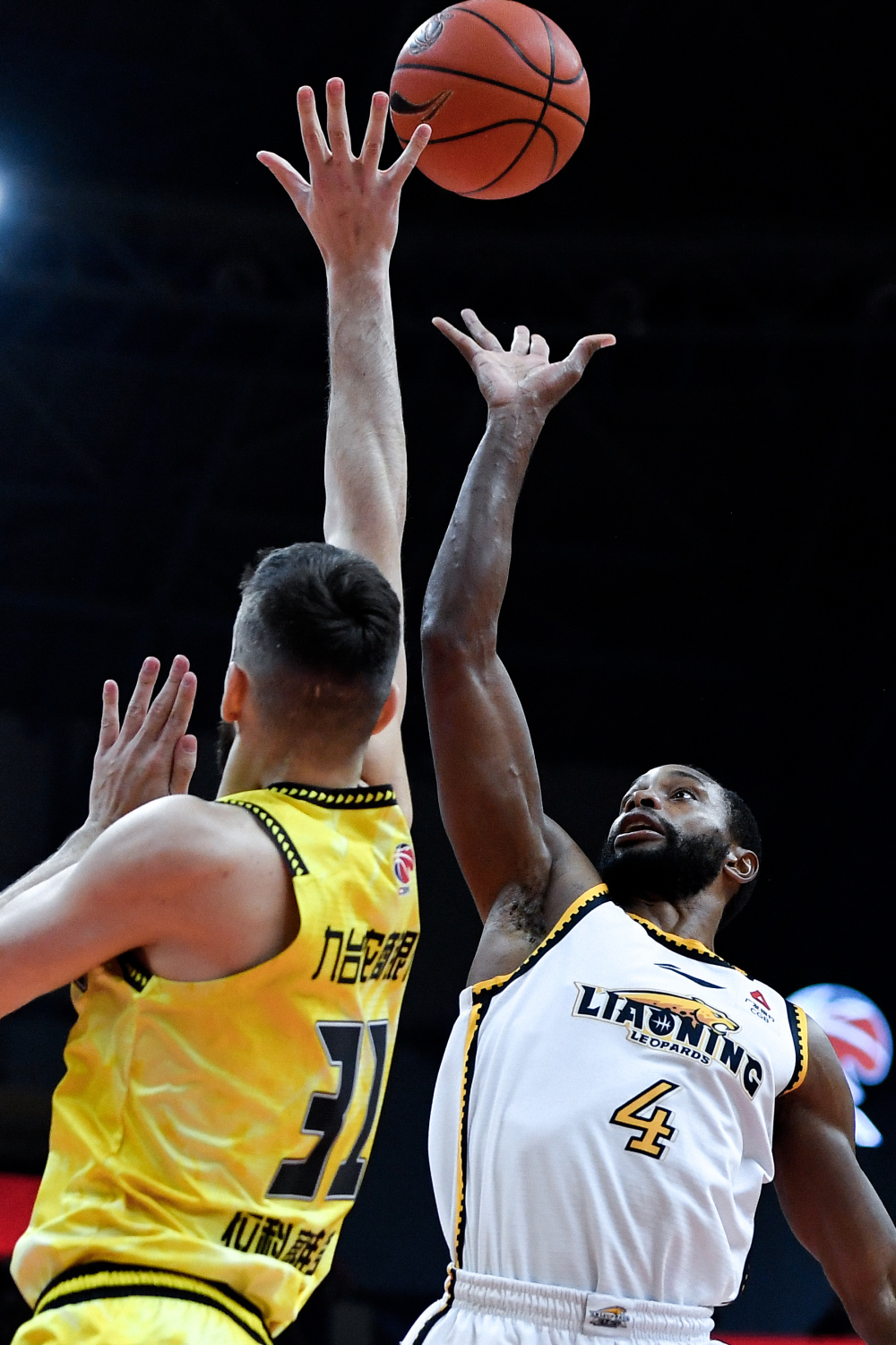 开云体育在线平台-俄克拉荷马雷霆迎CBA常规赛关键赛，今夜篮板制胜，形势明朗，球队文化被再次提及的简单介绍